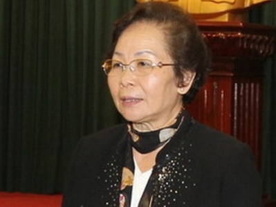 Vize-Staatspräsidentin überreicht den armen Kindern Stipendien